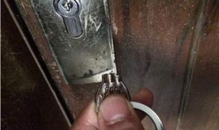 钥匙断掉一半在钥匙孔里了,怎么办 钥匙断在锁里怎么办